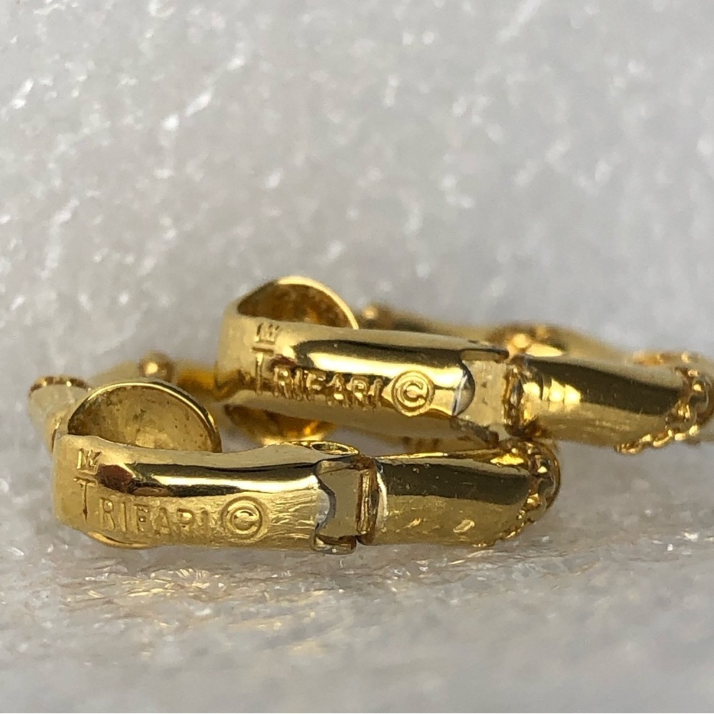 Vintage Crown Trifari Gold Tone Hoop Clip on Earrings - Picture 4 of 6